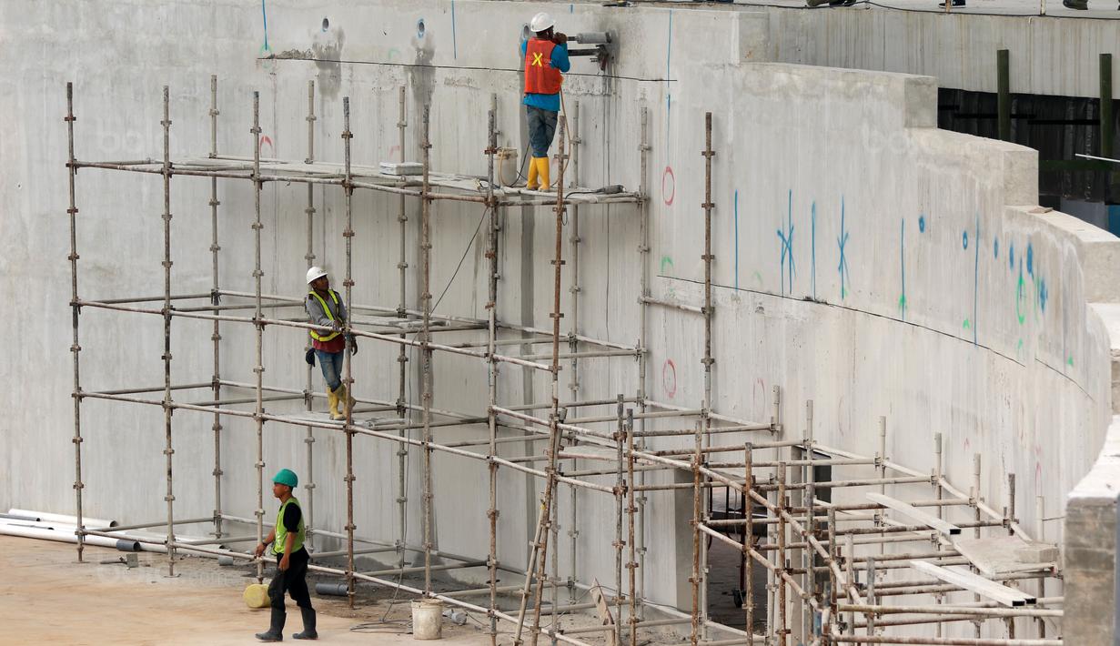 Pekerja sedang membersihkan dinding Velodrome  di Rawamangun, Jakarta Timur, (3/11/2017). Velodrome akan di gunakan untuk Asian Games 2018. (Bola.com/Nick Hanoatubun)