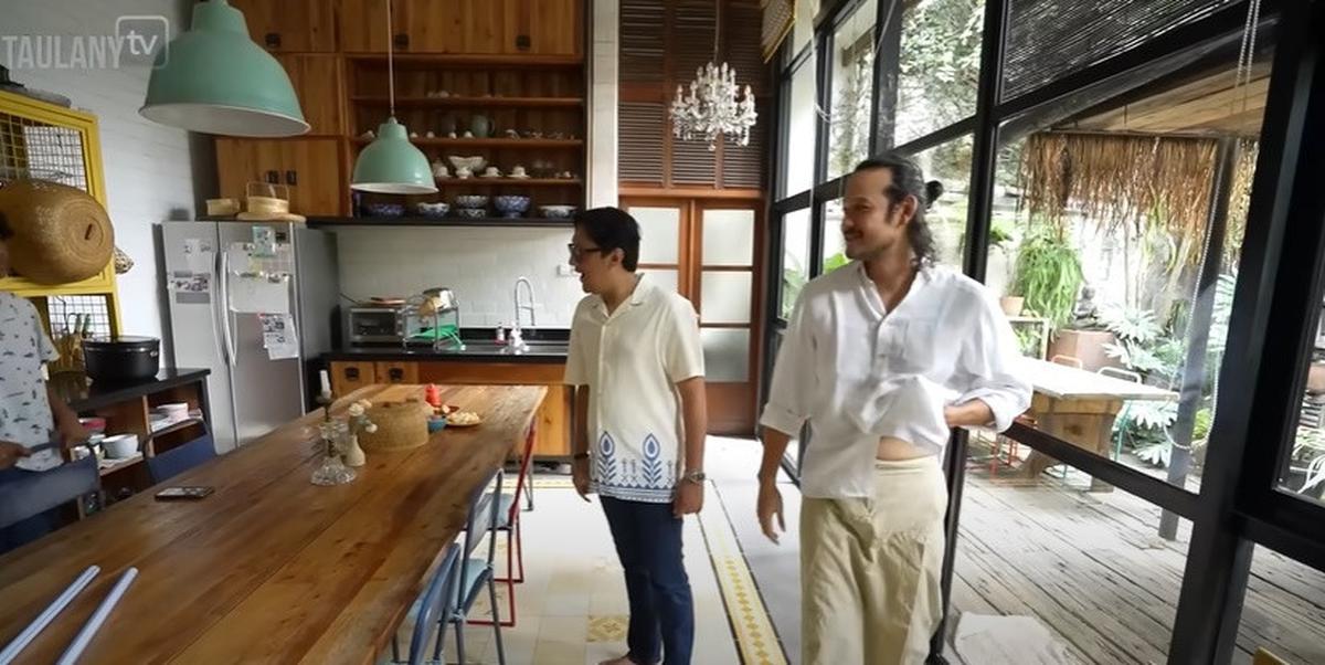 7 Potret Dapur Widi Mulia dan Dwi Sasono yang Unik, Artistik - Ada Rak Custom dari Barang Bekas