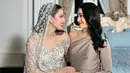 Natasha Wilona memilih mengenakan model dress one shoulder dengan salah satu model lengan dibuat panjang. Dipadukan kalung emas putihnya. [@natashawilona12]