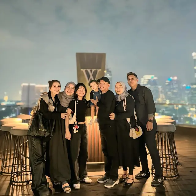8 Potret Ayu Ting Ting Rayakan Ultah Ayahnya, Kompak Pakai Outfit Serba Hitam yang Elegan
