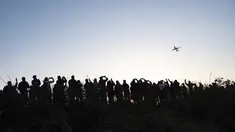 Ratusan orang menyaksikan dan memotret pesawat maskapai Air France yang lepas landas dari bandara Tegel (TXL) di Berlin, Jerman, Minggu (8/11/2020). Maskapai Air France mendapat kehormatan sebagai penerbangan terakhir dari Bandara Tegel yang akhirnya ditutup untuk selamanya. (Paul Zinken/dpa via AP)
