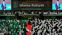 Presiden RI Joko Widodo memberikan pidato politiknya saat menghadiri acara Silaturahim Ulama Rakyat, Jakarta, Sabtu (12/11). Acara tersebut di hadiri 10.000 umat muslim untuk berdoa bagi keselamatan Bangsa Indonesia. (Liputan6.com/Johan Tallo)
