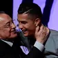 Penyerang Juventus, Cristiano Ronaldo memeluk presiden Real Madrid, Florentino Perez  usai mandapat ucapan selamat setelah meraih penghargaan media olahraga top Spanyol, Marca di Reina Victoria Theater, Madrid (29/7/2019). (AFP Photo/Javier Soriano)