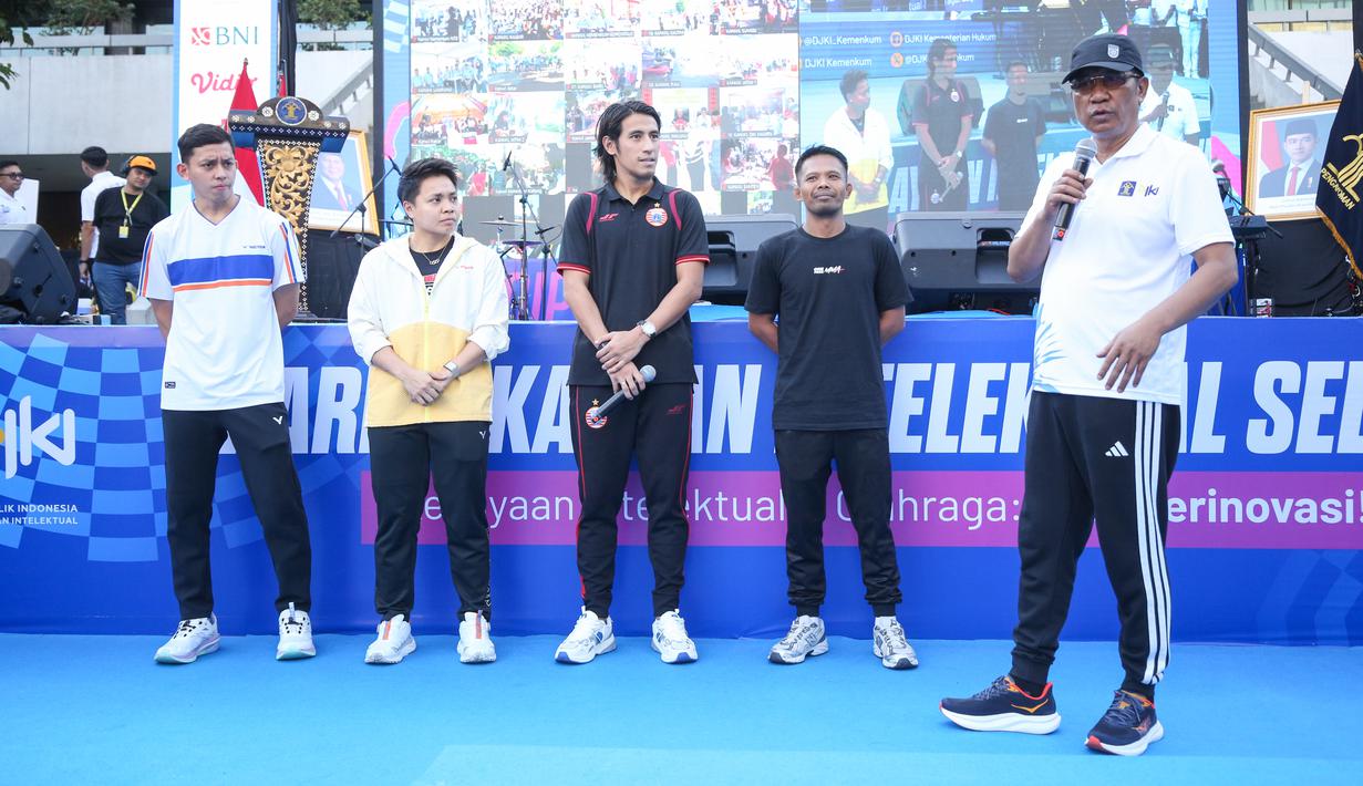 Menteri Hukum Supratman Andi Agtas saat berbicara langsung dengan para atlet yakni, Muhammad Rian Ardianto (paling kiiri), Apriyani Rahayu (kedua kiri), Hanif Sjahbandi (ketiga dari kiri) dan Suwardi (keempat dari kiri) dalam acara peringatan Hari Kekayaan Intelektual Sedunia 2026 yang berlangsung di Sarinah, Jakarta Pusat pada Minggu (26/4/2026). (Bola.com/Abdul Aziz)
