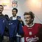 Perwakilan Manajemen AXA Mandiri Hartono memberikan jaket kepada pemain legendaris Liverpool Vladimir Smicer pada sharing and learning kepada anak-anak U-12 di Grand Futsal, Jakarta, Jumat (8/2). (Liputan6.com/Fery Pradolo)