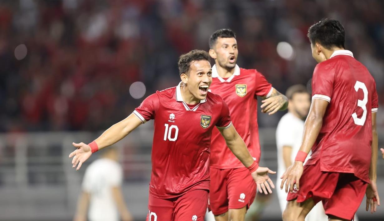 Selebrasi pemain Timnas Indonesia setelah Egy Maulana Vikri (kiri) mencetak gol ke gawang Turkmenistan dalam pertandingan FIFA Matchday di Stadion Gelora Bung Tomo (GBT), Surabaya, Jumat (8/9/2023). (Dok. PSSI)