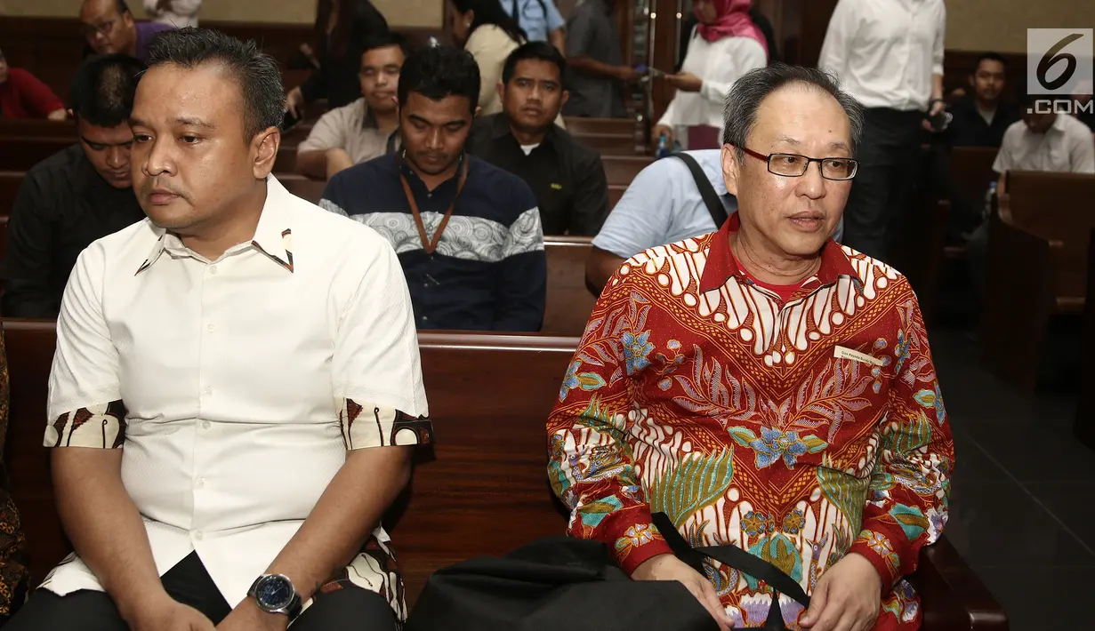 Terdakwa kasus korupsi E-KTP Made Oka Masagung (kanan) dan Irvanto Hendra Pambudi menjalani sidang pembacaan putusan di Pengadilan Tipikor, Jakarta, Rabu (5/12). Irvanto dan Made Oka divonis dengan hukuman 10 tahun penjara. (Liputan6.com/Herman Zakharia)