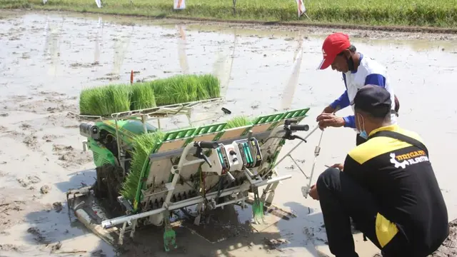 Alsintan Bantu Petani Tanah Datar Sumbar Percepat Garap Lahan Pertanian