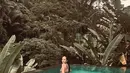 Sembari berenang, Pamela Bowie tetap diawasi Armand Gunawan. Keduanya sama-sama berharap dan tak sabar bertemu buah hati. (Liputan6.com/IG/pammybowie)