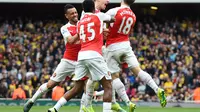 Selebrasi para pemain Arsenal setelah mencetak gol ke gawang Crystal Palace di Emirates Stadium, Minggu (17/4/2016). (EPA/peter Powell)