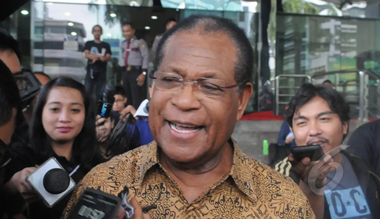 Mantan Gubernur Provinsi Papua, Barnabas Suebu menjalani pemeriksaan sebagai saksi di Komisi Pemberantasan Korupsi (KPK), Jakarta, Jum'at (13/2/2015). (Liputan6.com/Herman Zakharia)