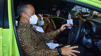 Menperin Agus Gumiwang Kartasasmita mencoba mobil yang ditampilkan pada Pembukaan GAIKINDO Indonesia International Motor Show (GIIAS) seri kedua di Surabaya. (Dok Kemenperin)