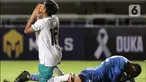 Pemain Timnas U-17 Indonesia, Muhamad Gaoshirowi (kiri) meluapkan kekecewaan usai gagal memanfaatkan peluang mencetak gol saat menghadapi Palestina U-17 pada Kualifikasi Grup B Piala Asia U-17 2023 di Stadion Pakansari, Kab. Bogor, Jawa Barat, Jumat (7/10/2022). Laga kedua tim berlangsung sengit dan berakhir untuk keunggulan Timnas U-17 Indonesia dengan skor 2-0. (Liputan6.com/Helmi Fithriansyah)
