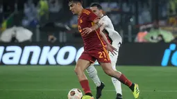 Giallorossi unggul dua gol lebih dahulu lewat aksi Gianluca Mancini (12') dan Paulo Dybala (22'). Filippo MONTEFORTE / AFP)