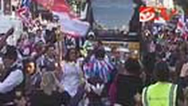 Warga London Sambut Meriah Obor Olimpiade