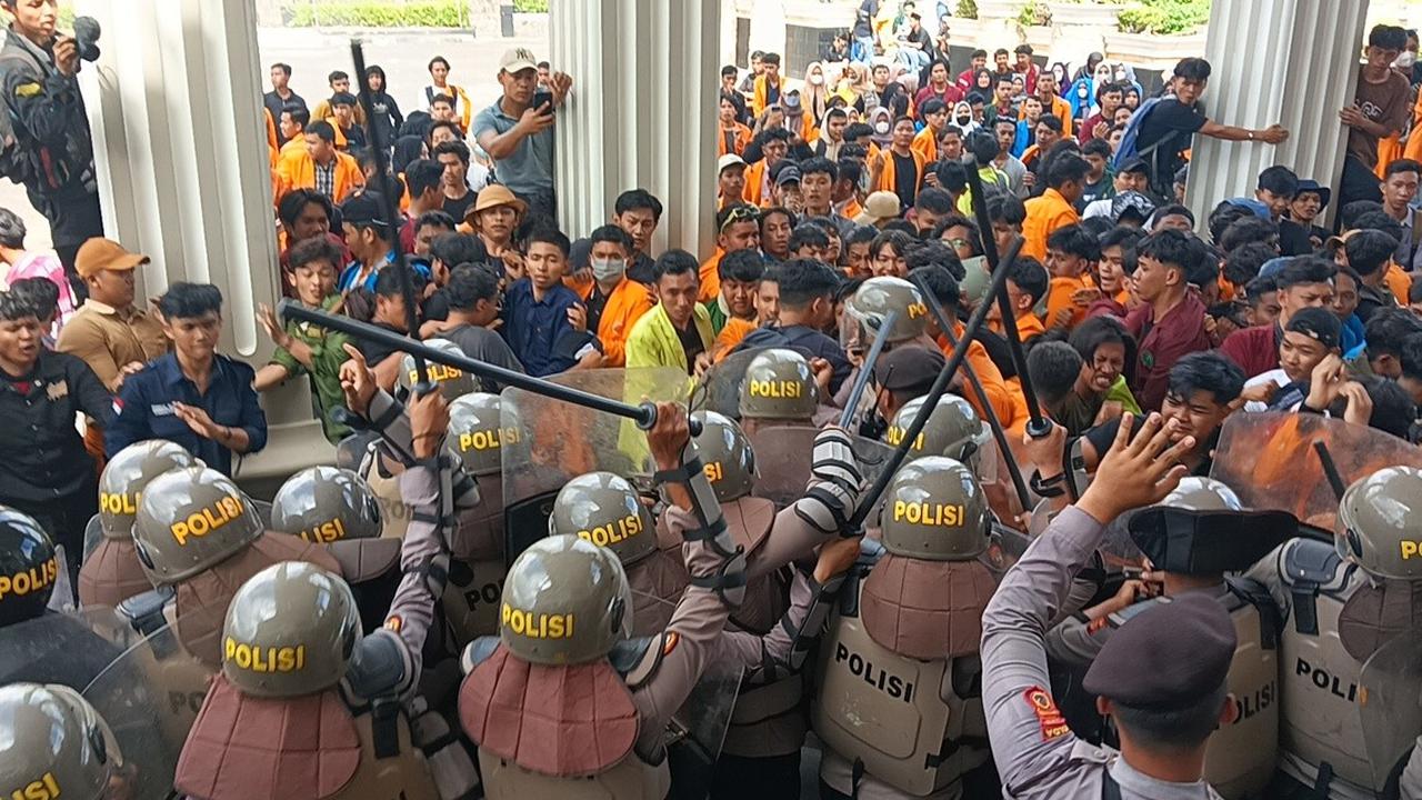 Ricuh Demo di Gedung DPRD Jambi, Sejumlah Mahasiswa Terluka