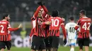 Pemain AC Milan, Tijjani Reijnders melakukan selebrasi setelah mencetak gol melalui tendangan jarak jauh ke gawang Sassuolo pada laga lanjutan Liga Italia 2024/2025 yang berlangsung di San Siro, Milan, Italia, Rabu (04/12/2024) dini hari WIB. (AP Photo/Luca Bruno)