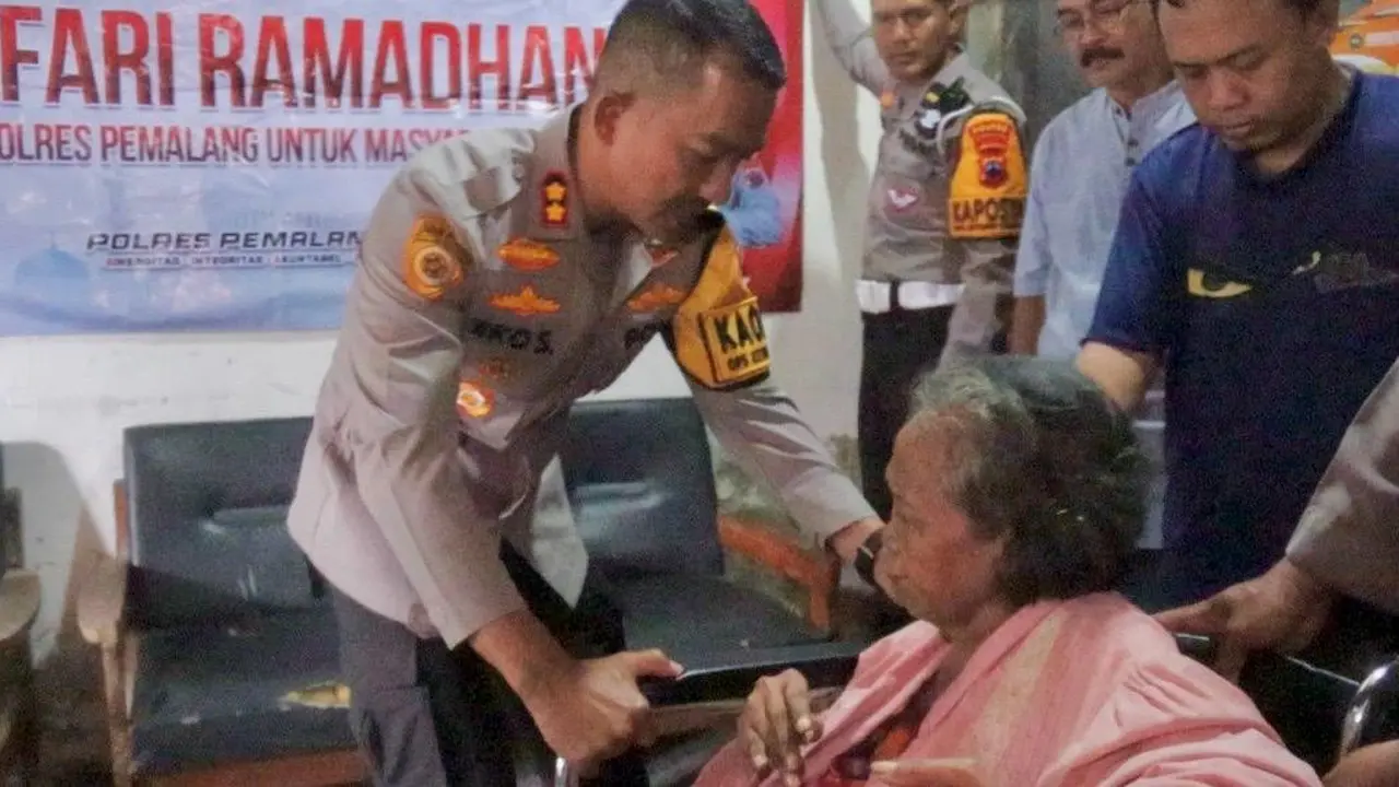 Bantuan kursi roda dari Kapolres Pemalang. (Foto: Liputan6.com/Humas Polres Pemalang)