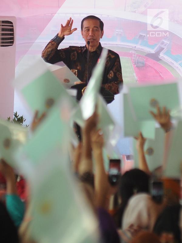 Presiden Joko Widodo memberikan sambutan saat pembagian sertifikat tanah di kawasan Stadion Pakansari, Cibinong, Bogor, Selasa (25/9). Ada 7.000 sertifikat tanah yang dibagikan kepada masyarakat kabupaten dan kota Bogor. (Merdeka.com/Arie Basuki)
