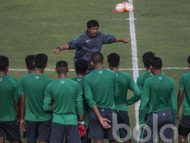 Pelatih Timnas Indonesia U-19, Indra Sjafri, memberikan arahan kepada anak asuhnya saat latihan di Stadion Atang Sutresna Cijantung, Jakarta, Senin (20/3/2017). Latihan perdana ini diikuti oleh 35 pesepak bola U-19. (Bola.com/Vitalis Yogi Trisna)