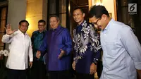 Bakal capres Prabowo Subianto (kiri) bersama bakal cawapres Sandiaga Uno (kanan) disambut Ketum Partai Demokrat Susilo Bambang Yudhoyono (SBY) dan Agus Harimurti Yudhoyono di kediamannya di Jakarta, Rabu (12/9). (Merdeka.com/Imam Buhori)