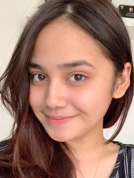 Menjadi seorang publik figur, penampilan Syifa Hadju tak lepas dari sorotan publik. Meski kerap tampil memukau di depan kamera, bintang miniseri Magic Tumbler ini tak segan tampil natural tanpa makeup. Saat tidak syuting, ia terlihat sederhana tanpa riasan. (Liputan6.com/IG/syifahadjureal)