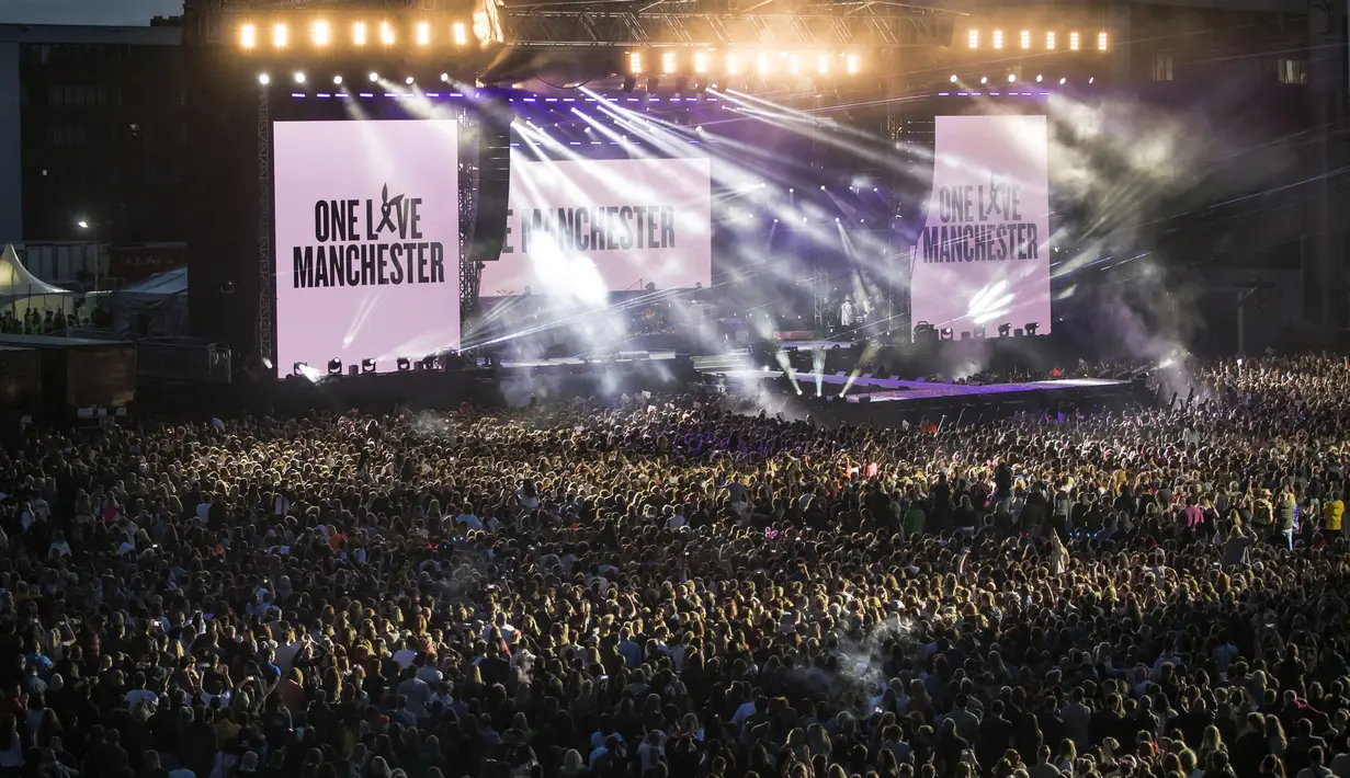 Ribuan penonton memadati konser bertajuk "One Love Manchester" di Manchester, (4/6). Konser yang dimeriahkan sejumlah musisi ternama itu untuk mengenang dan menggalang dana bagi para korban bom di konser Ariana Grande 22 Mei silam. (Danny Lawson/POOL/AFP)