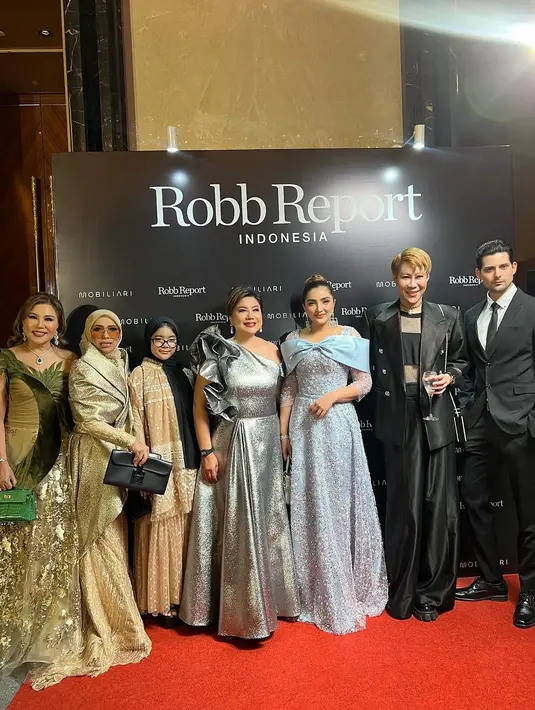 Ia tampil bak princess dengan gaun serba biru khas Cinderella [@ashanty_ash]