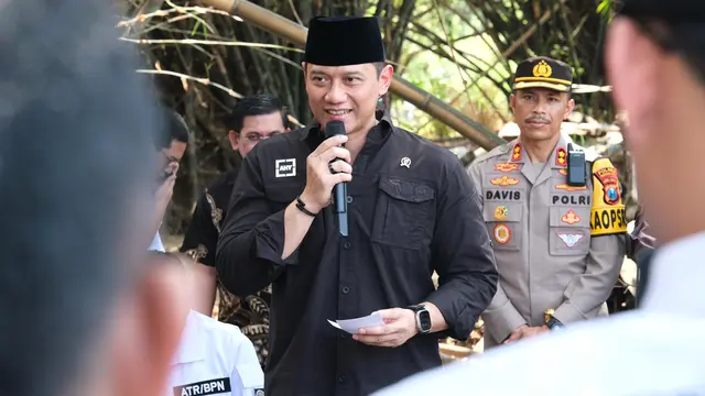 Menteri AHY Serahkan Puluhan Sertipikat Tanah Wakaf di Pasuruan