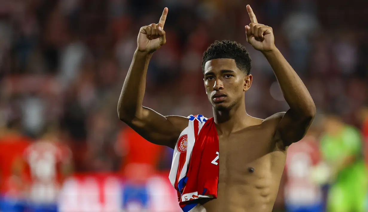 Selebrasi kemenangan gelandang Real Madrid, Jude Bellingham setelah berakhirnya laga menghadapi Girona pada laga pekan ke-8 Liga Spanyol 2023/2024 di Montilivi Stadium, Girona, Spanyol, Sabtu (30/9/2023) malam WIB. (AP Photo/Joan Monfort)