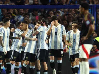 Penyerang Argentina, Lautaro Martinez (keempat kiri) merayakan gol saat pertandingan ke-12 kualifikasi Piala Dunia 2026 zona Amerika Selatan atau Conmebol melawan Peru di stadion La Bombonera, Buenos Aires pada Selasa 19 November 2024 waktu setempat atau Rabu 20 November 2024 pagi Waktu Indonesia Barat. (ALEJANDRO PAGNI/AFP)