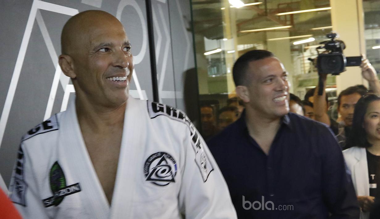 Legenda UFC, Royce Gracie, tiba di lokasi pelatihan di South Quarter, Jakarta, Senin (17/7/2017). Kedatangan pria asal Brasil tersebut untuk memberikan pelatihan sekaligus meresmikan Tatsujin MMA Indonesia. (Bola.com/M Iqbal Ichsan)