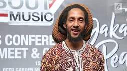 Putra Bob Marley, Julian Marley memberi keterangan saat jumpa pers Jakarta Peace Concert 2017, Jakarta, Rabu (15/11). Putra dari musisi reggae legendaris Bob Marley, Julian Marley akan tampil di Jakarta Peace Concert 2017. (Liputan6.com/Herman Zakharia)