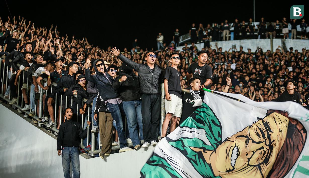 Saling respek juga ditunjukkan kedua suporter yang secara bergantian menyanyikan lagu kebesaran masing-masing klub sepanjang laga PSS Sleman melawan Persib Bandung. (Bola.com/Bagaskara Lazuardi)