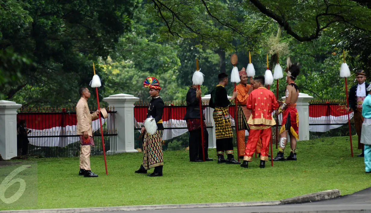 Sejumlah personel Paspamres mengenakan pakaian adat daerah di kawasan Istana Bogor, Rabu (1/3). Hal ini terkait upacara penyambutan kadatangan Raja Arab Saudi Salman bin Abdulaziz. (Liputan6.com/Helmi Fithriansyah)