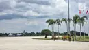 Sejumlah tentara menyaksikan pesawat Super Hercules C-130J mendarat di Lanud Halim Perdanakusuma, Jakarta Timur, Senin (6/3/2023). TNI Angkatan Udara (AU) menerima satu unit pesawat C-130J Super Hercules A-1339 di Lanud Halim Perdanakusuma. (merdeka.com/Iqbal S. Nugroho)
