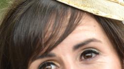 Model berpose sebelum pertandingan balap kuda di Melbourne Cup ke-157 di Flemington Racecourse di Melbourne, Australia, (7/11). Para wanita ini tampil cantik dengan hiasan kepala yang mereka gunakan. (AFP Photo / Paul Crock)