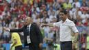 Pelatih Spanyol, Fernando Hierro (kanan) dan pelatih Rusia, Stanislav Cherchesov memberikan arahan kepada timnya pada laga 16 besar di Luzhniki Stadium, Moskow, Rusia, (1/7/2018). Rusia dan Spanyol bermain imbang 1-1. (AP/Manu Fernandez)