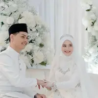 Yasmine tampil begitu memukau dalam balutan gaun pengantin berwarna putih yang dirancang dengan detail elegan.  [@yxsmine.ow].