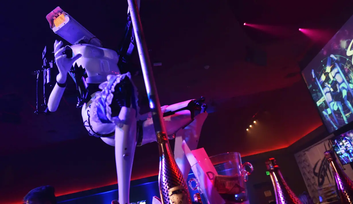 Sebuah robot menari striptis di Sapphire Gentlemen's Club di CES 2018 di Las Vegas, AS (8/1). Seperti layaknya manusia, ternyata robot-robot ini bisa menari striptis. (AFP Photo/Mandel Ngan)