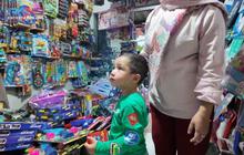 Biasa di Mal, Momen Rayyanza Beli Mainan di Pasar Happy Banget