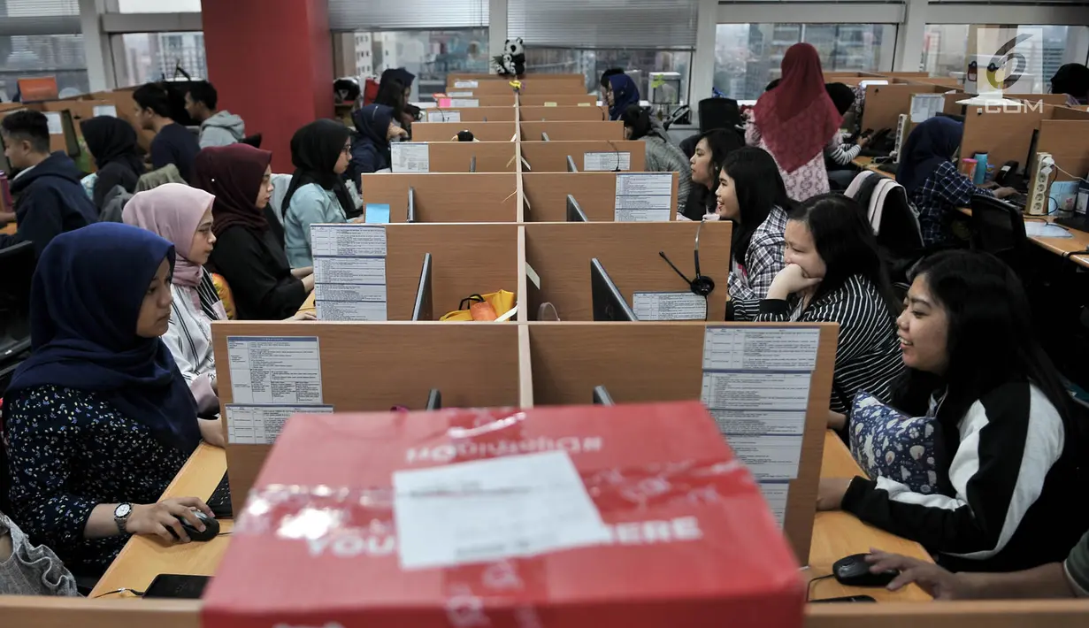 Aktivitas pekerja melayani konsumen via telepon dan internet saat Hari Belanja Online Nasional (Harbolnas) di kantor perusahaan e-Commerce JD.ID, Jakarta, Rabu (12/12). (Merdeka.com/Iqbal S. Nugroho)