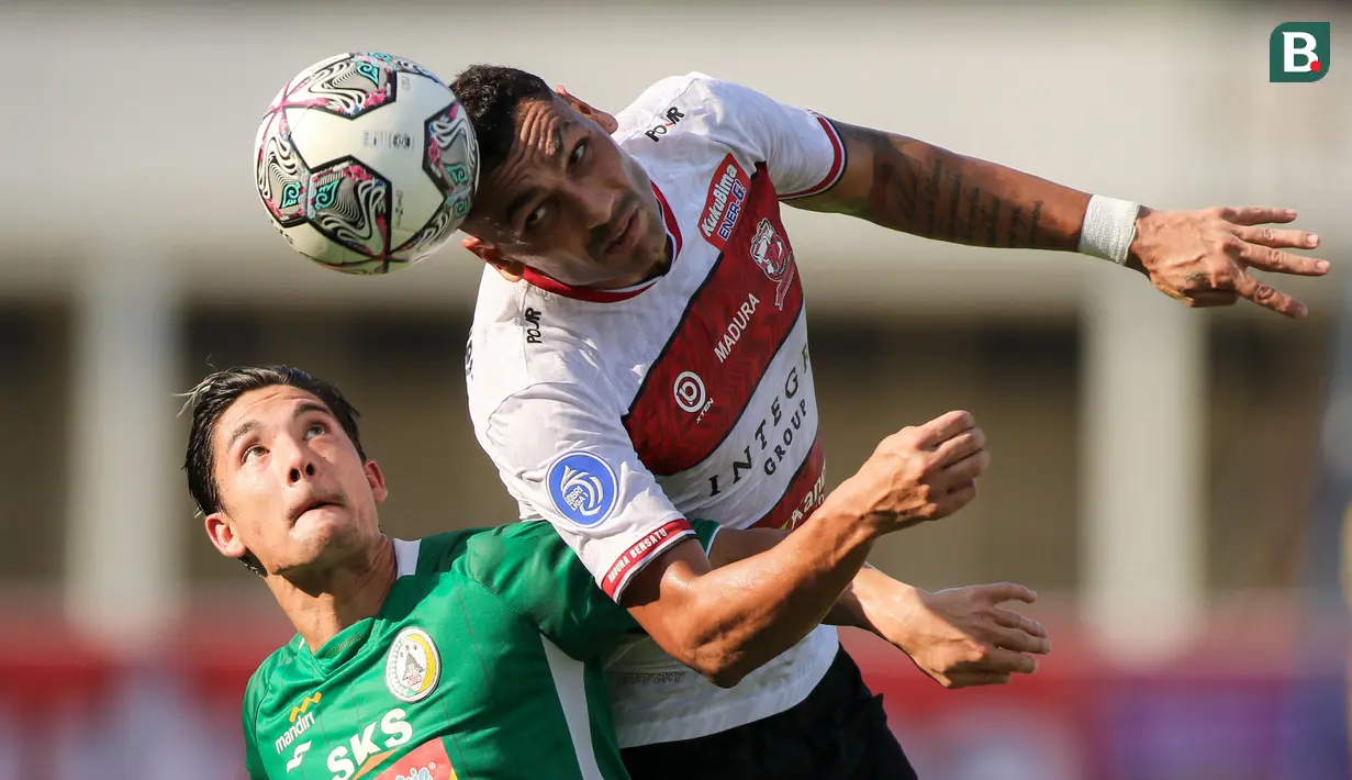 Bek Madura United, Jaime Xavier (kanan) menghalau bola diudara dibayangi oleh pemain PSS, Kim Kurniawan saat pertandingan BRI Liga 1 2021/2022 di Stadion Madya, Jakarta, Sabtu (25/09/2021). (Bola.com/Bagaskara Lazuardi)