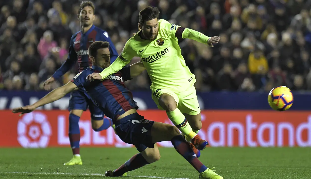 Bek Levante, Sergio Postigo, berebut bola dengan gelandang Barcelona, Lionel Messi, pada laga La Liga di Stadion Ciutat de Valencia, Valencia, Minggu (16/12). Levante kalah 0-5 dari Barcelona. (AFP/Jose Jordan)