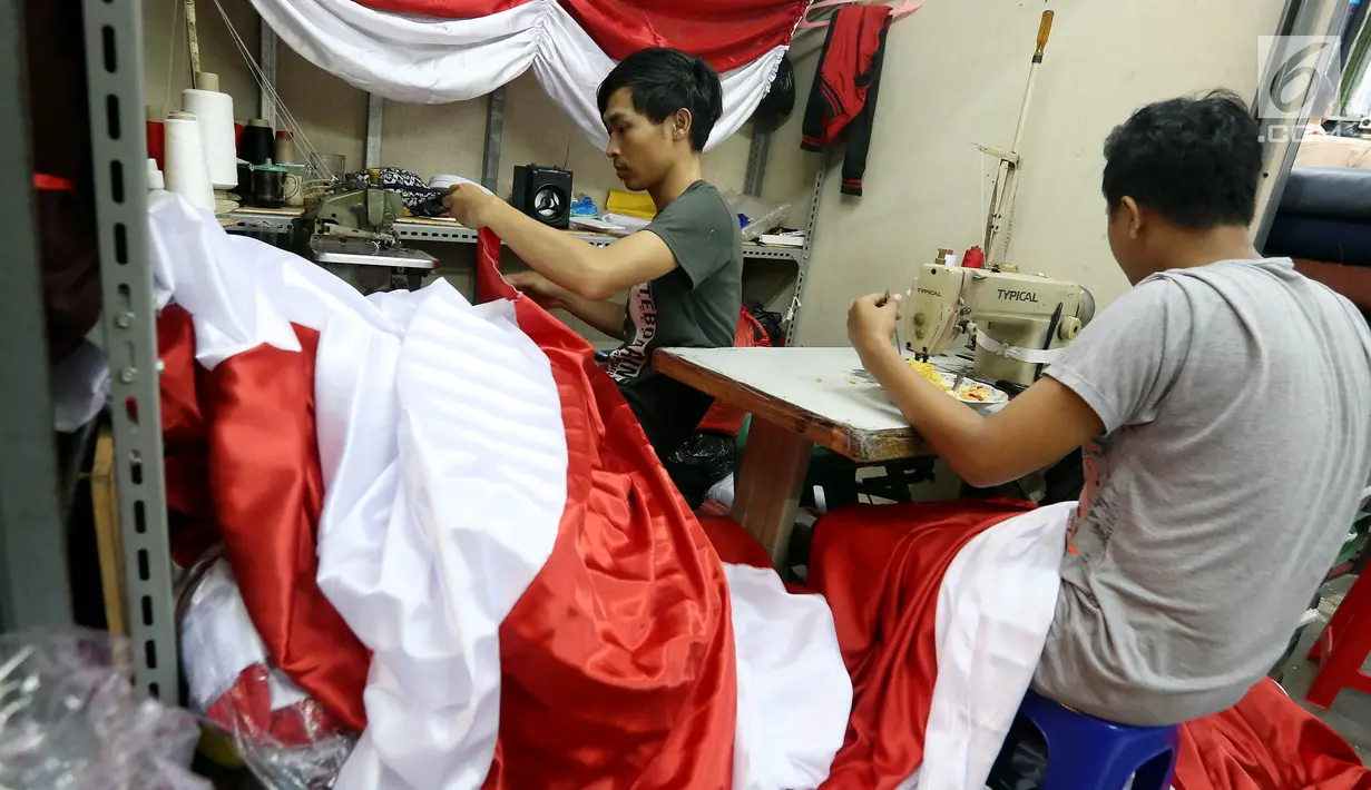 Penjahit mengerjakan pesanan bendera merah putih di Pasar Senen, Jakarta, Selasa (9/8). Jelang peringatan HUT Republik Indonesia ke-72 para penjahit di Pasar Senen mengalami peningkatan pemesanan bendera merah putih. (Liputan6.com/Johan Tallo)