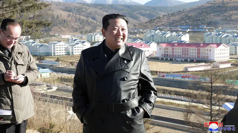 FOTO: Sebulan Hilang, Kim Jong-un Muncul di Hadapan Publik