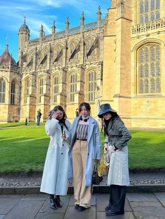 Sementara Hesti memadukan long coat abu-abu dengan turtleneck top dan high waisted pants warna krem. @enzystoria/@hestipurwadinata.