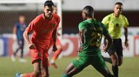 Penyerang Borneo FC Samarinda, Matheus Pato mencoba melewati bek tengah PSS Sleman, Marckho Sandi dalam laga leg pertama semifinal Piala Presiden 2022 di Stadion Maguwoharjo, Sleman, Daerah Istimewa Yogyakarta pada Kamis (7/7/2022). (dok. Borneo FC Samarinda)