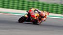 Pebalap Repsol Honda, Marc Marquez, saat sesi kualifikasi MotoGP San Marino di Sirkuit Marco Simoncelli, Minggu (9/9/2018). Lorenzo menjadi yang tercepat dengan catatan waktu 1 menit 31,629 detik. (AFP/Tiziana Fabi)