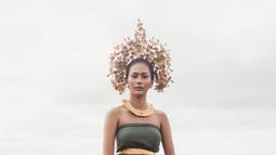 Di pemotretan kali ini, Aura Kharisma tampil dengan baju adat Bali. Perempuan kelahiran 27 November 1999 ini pun tampil menawan. (Liputan6.com/IG/gamaphoto1930)